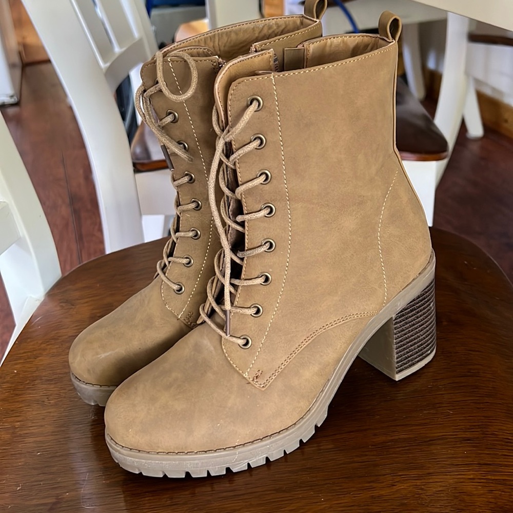 Women brown heels size 7.5